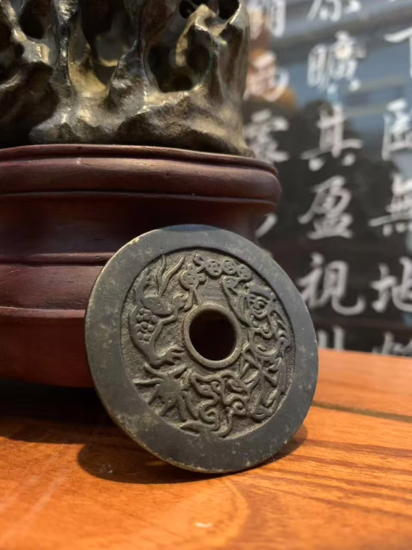 Liu Hai playing with the golden toad on the front and the Five Venoms on the back