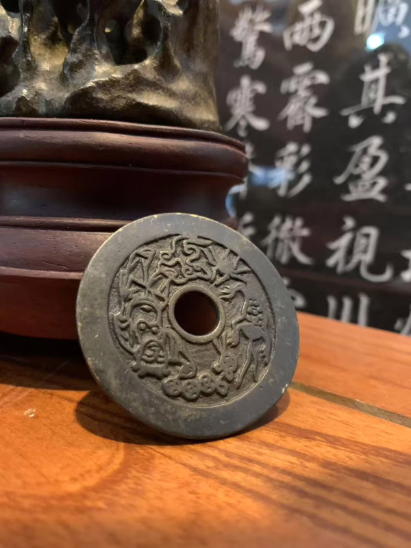 Liu Hai playing with the golden toad on the front and the Five Venoms on the back