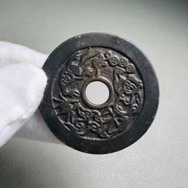 Liu Hai playing with the golden toad on the front and the Five Venoms on the back
