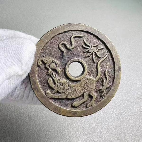 Exorcising evil and bringing good fortune with the Five Venoms pattern on the back