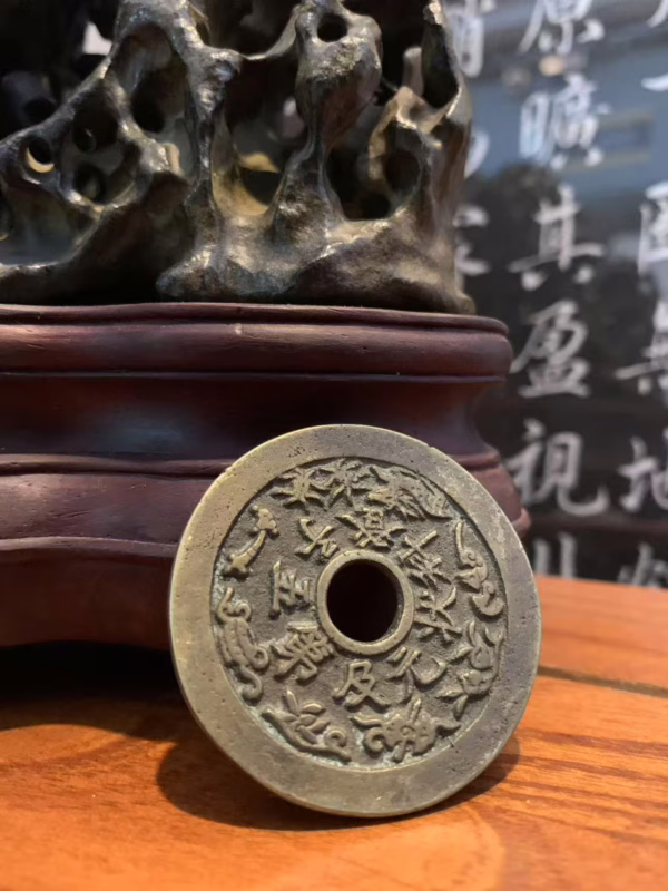 Becoming the Top Scholar in the Imperial Examination, Five Sons Achieving Success; Winning the Three First Prizes in Succession
