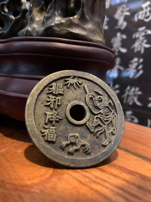 Exorcising evil and bringing good fortune with the Five Venoms pattern on the back